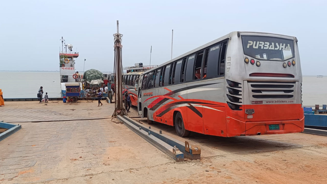 ঈদযাত্রায় চাপ নেই পাটুরিয়ায়, ভোগান্তি ছাড়াই বাড়ি যাচ্ছে মানুষ