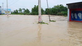 মৌলভীবাজারে পানিবন্দি লক্ষাধিক মানুষ, বিভিন্ন বাঁধে ভাঙন