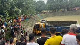 নিয়ন্ত্রণ হারিয়ে খাদে ট্রাক, দুই শ্রমিক নিহত