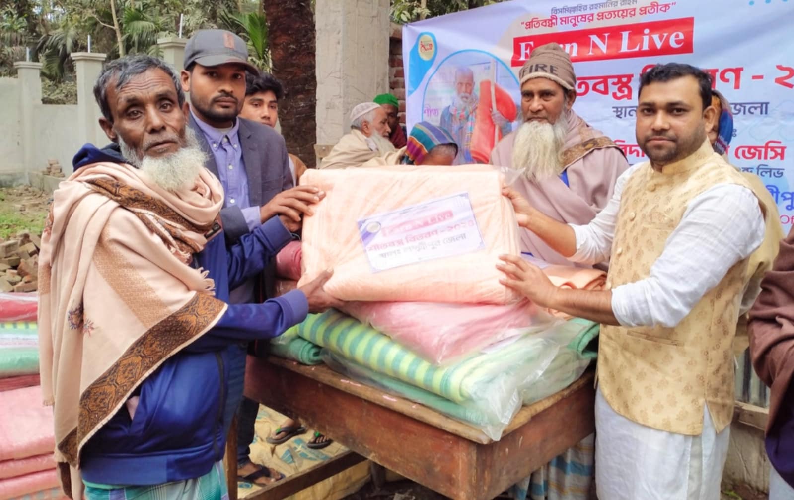 ১শ‍‍` জন শীতার্ত পেল স্বেচ্ছাসেবী সংগঠন আর্ন এন লিভের কম্বল