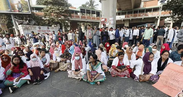 শাহবাগ অবরোধ প্রাইভেট ট্রেইনি চিকিৎসকদের